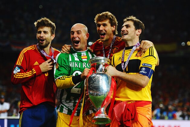 KIEV, UKRAINE - JULY 01:  (L-R) Gerard Pique, Pepe Reina, Fernando Llorente and Iker Casillas of Spain celebrate with the trophy following victory in the UEFA EURO 2012 final match between Spain and Italy at the Olympic Stadium on July 1, 2012 in Kiev, Ukraine.  (Photo by Laurence Griffiths/Getty Images)