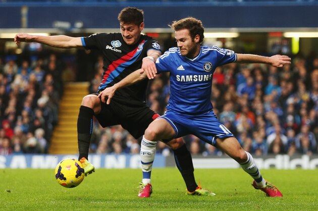 LONDON, ENGLAND - DECEMBER 14:  (L-R) Joel Ward of Crystal Palace and Juan Mata of Chelsea challenge for the ball during the Barclays Premier League match between Chelsea and Crystal Palace at Stamford Bridge on December 14, 2013 in London, England.  (Photo by Scott Heavey/Getty Images)