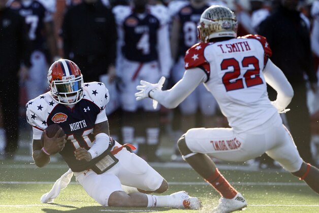 North quarterback Tajh Boyd (10), of Clemson, slides in front of the would be tackle from South line backer Telvin Smith (22), of Florida State, during the first half of the Senior Bowl NCAA college football game on Saturday, Jan. 25, 2014, in Mobile, Ala. (AP Photo/Butch Dill)