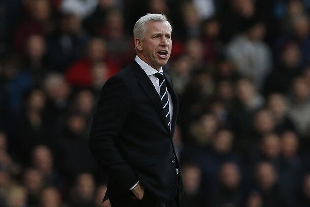 Newcastle United's manager Alan Pardew calls out to his players as he watches his team play against West Ham United, during their English Premier League soccer match at Upton Park, London, Saturday, Jan. 18, 2014. (AP Photo/Sang Tan)