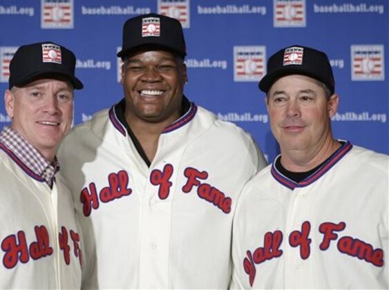 Former Atlanta Braves pitchers Tom Glavine, left and Greg Maddux, right, pose with Chicago White Sox slugger Frank Thomas after a press conference announcing their election to the 2014 Baseball Hall of Fame class, Thursday, Jan. 9, 2014, in New York. The trio will be inducted into the Hall of Fame in Cooperstown, N.Y.,  in July. (AP Photo/Kathy Willens)