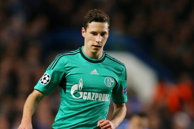 LONDON, ENGLAND - NOVEMBER 06:  Julian Draxler of Schalke controls the ball during the UEFA Champions League Group E match between Chelsea and FC Schalke 04 at Stamford Bridge on November 6, 2013 in London, England.  (Photo by Clive Rose/Getty Images)