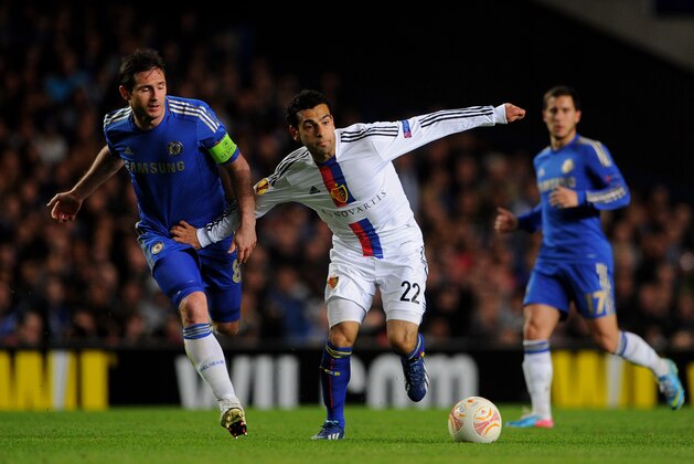 LONDON, ENGLAND - MAY 02:  Mohamed Salah of Basel holds off Frank Lampard of Chelsea during UEFA Europa League semi final second leg match between Chelsea and FC Basel 1893 at Stamford Bridge on May 2, 2013 in London, England.  (Photo by Michael Regan/Getty Images)