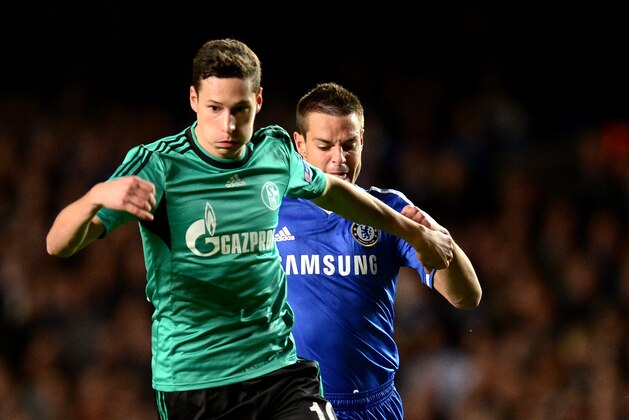 LONDON, ENGLAND - NOVEMBER 06:  Julian Draxler of Schalke is chased down by Cesar Azpilcueta of Chelsea during the UEFA Champions League Group E match between Chelsea and FC Schalke 04 at Stamford Bridge on November 6, 2013 in London, England.  (Photo by Jamie McDonald/Getty Images)
