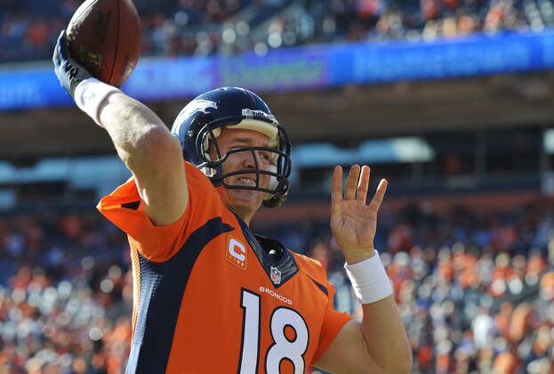 Peyton Manning, de los Broncos de Denver, calienta el brazo antes de la final de la Conferencia Americana frente a los Patriots de Nueva Inglaterra, el domingo 19 de enero de 2014 (AP Foto/Jack Dempsey)