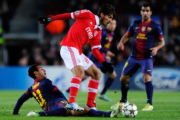 BARCELONA, SPAIN - DECEMBER 05:  Andre Gomes of SL Benfica duels for the ball with Thiago Alcantara of FC Barcelona during the UEFA Champions League Group G match between FC Barcelona and SL Benfica at Nou Camp on December 5, 2012 in Barcelona, Spain.  (Photo by David Ramos/Getty Images)