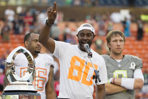 Hall of Famer Jerry Rice, Pro Bowl alumni team captain, thanks the fans for supporting the Pro Bowl football game, Sunday, Jan. 26, 2014, in Honolulu. Kansas City Chiefs linebacker Derrick Johnson, back left, of Team Rice, the defensive most valuable player and Philadelphia Eagles quarterback Nick Foles, back right, of Team Sanders look on during Rice's speech. Team Rice defeated Team Sanders 22-21. (AP Photo/Eugene Tanner)