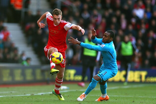SOUTHAMPTON, ENGLAND - DECEMBER 22:  Calum Chambers of Southampton controls the ball under pressure from Danny Rose of Spurs during the Barclays Premier League match between Southampton and Tottenham Hotspur at St Mary's Stadium on December 22, 2013 in Southampton, England.  (Photo by Paul Gilham/Getty Images)