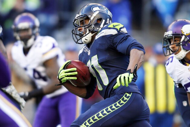 Percy Harvin (11), de los Seahawks de Seattle, regresa el balón contra los Vikings de Minnesota tras una patada en la primera mitad del juego del domingo 17 de noviembre de 2013, en Seattle. (Foto AP/John Froschauer)