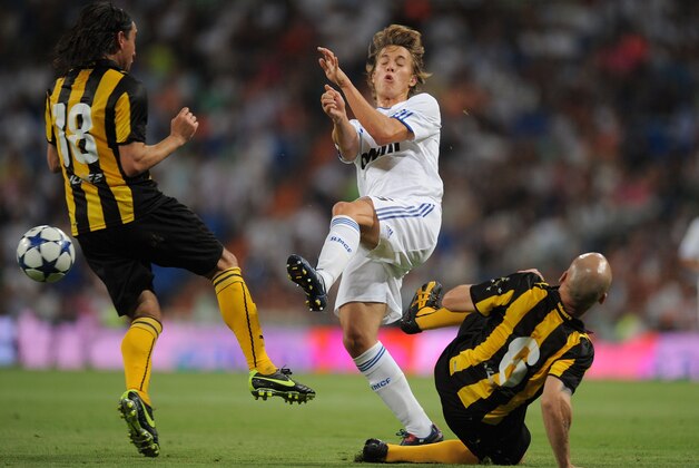 MADRID, SPAIN - AUGUST 24:  Sergio Canales (C) of Real Madrid is tackled by Guillermo Rodriguez (R) and Marcelo Sosa of Penarol during the Santiago Bernabeu Trophy match between Real Madrid and Penarol at the Santiago Bernabeu stadium on August 24, 2010 in Madrid, Spain.  (Photo by Denis Doyle/Getty Images)