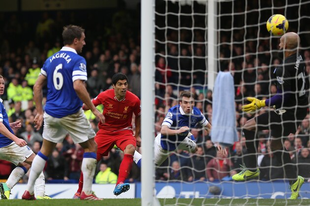 LIVERPOOL, ENGLAND - NOVEMBER 23:  Tim Howard of Everton blocks the attempt on goal of Luis Suarez of Liverpool during the Barclays Premier League match between Everton and Liverpool at Goodison Park on November 23, 2013 in Liverpool, England.  (Photo by Clive Brunskill/Getty Images)