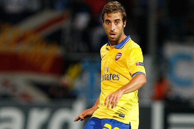 Arsenal's French midfielder Mathieu Flamini, passes  the ball, during the Champions League Group F soccer match against Marseille, at the Velodrome Stadium, in Marseille, southern France, Wednesday, Sept. 18, 2013. (AP Photo/Claude Paris)