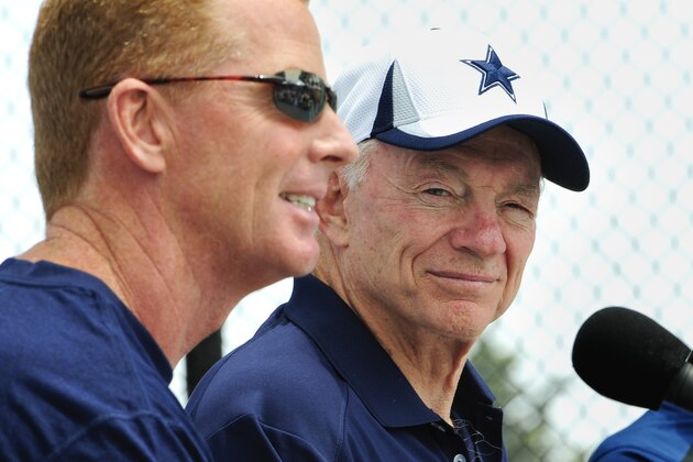 Foto de archivo del 20 de julio de 2013 muestra al propietario de los Cowboy de Dallas Jerry Jones, derecha, observando al entrenador en jefe Jason Garrett respondiendo una pregunta durante una conferencia de prensa en el campo de entrenamiento de la NFL en Oxnard, California. (Foto AP/Gus Ruelas, archivo)