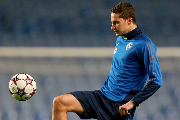 LONDON, ENGLAND - NOVEMBER 05:  Julian Draxler of FC Schalke in action during a training Session on November 5, 2013 in London, England.  (Photo by Clive Rose/Getty Images)