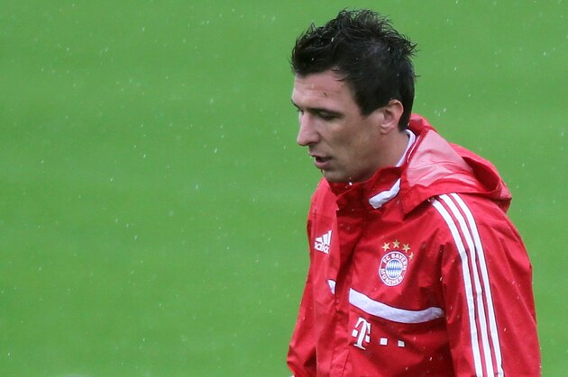 Bayern Munich's Mario Mandzukic controls the ball during a training session at the ASPIRE Academy for Sports Excellence in Doha,Qatar, Saturday, Jan. 11, 2014. (AP Photo/Osama Faisal)