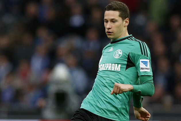 Schalke's Julian Draxler plays the ball during the German first division Bundesliga soccer match between Hertha BSC and FC Schalke 04 in Berlin, Germany, Saturday, Nov. 2, 2013. Schalke defeated Berlin by 2-0. (AP Photo/Michael Sohn)