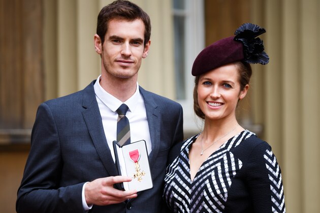 LONDON, ENGLAND - OCTOBER 17:  Wimbledon champion Andy Murray and his girlfriend Kim Sears pose at Buckingham Palace on October 17, 2013 in London, England. Murray was awarded the Order of the British Empire (OBE) from Prince William, Duke of Cambridge. (Photo by Paul Rogers - WPA Pool /Getty Images)