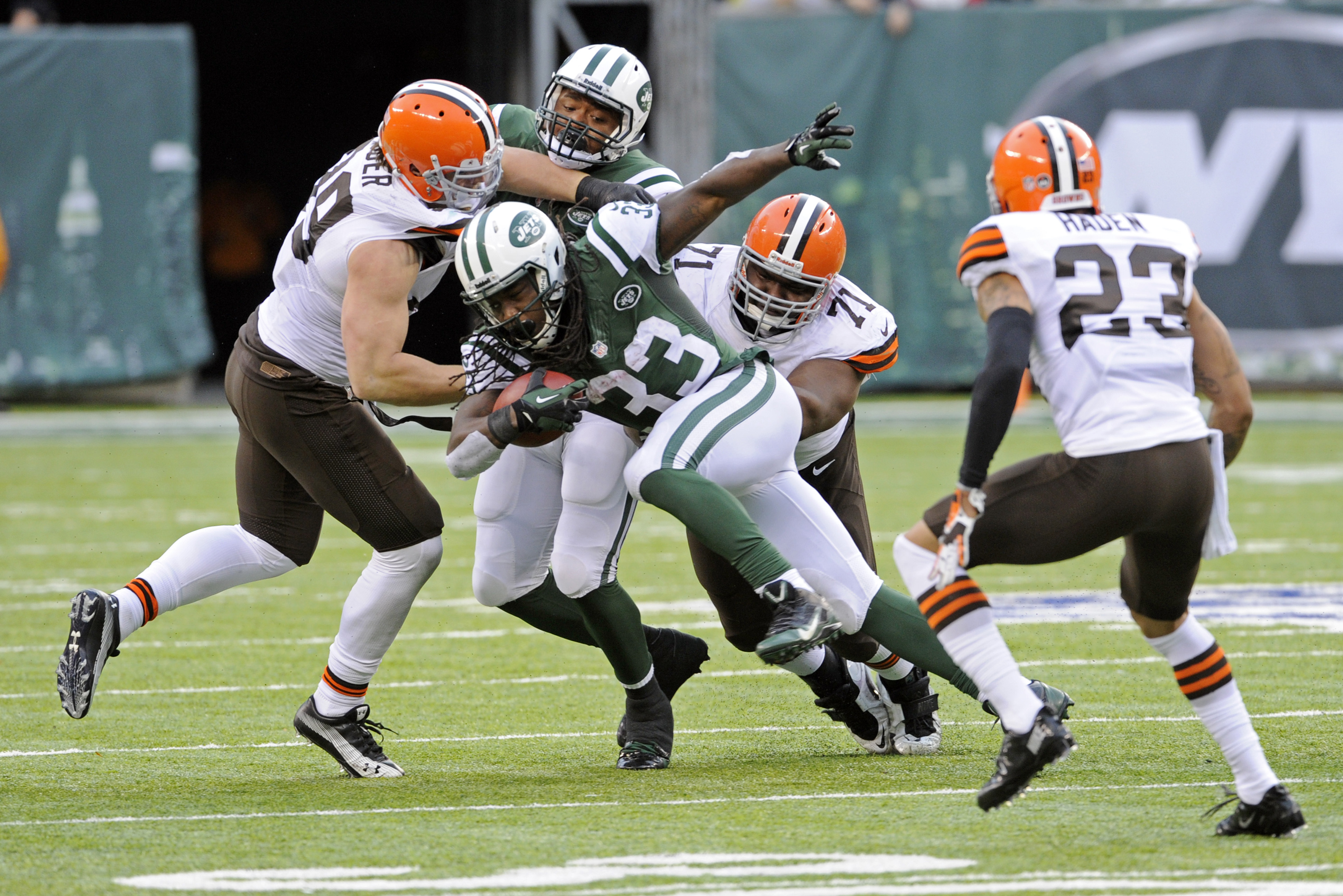 New York Jets running back Chris Ivory (33) breaks away from Cleveland Browns' Ahtyba Rubin (71) during the second half of an NFL football game Sunday, Dec. 22, 2013, in East Rutherford, N.J. (AP Photo/Bill Kostroun)