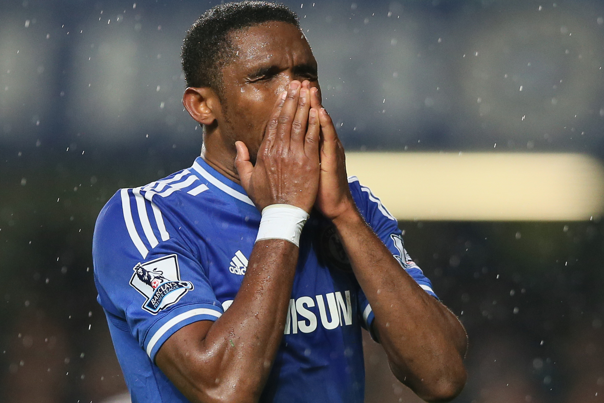 Chelsea's Samuel Eto'o holds his hands to his face after a chance to score a goal that he missed during the English Premier League soccer match between Chelsea and West Ham United at Stamford Bridge stadium in London, Wednesday, Jan. 29, 2014.(AP Photo/Alastair Grant)