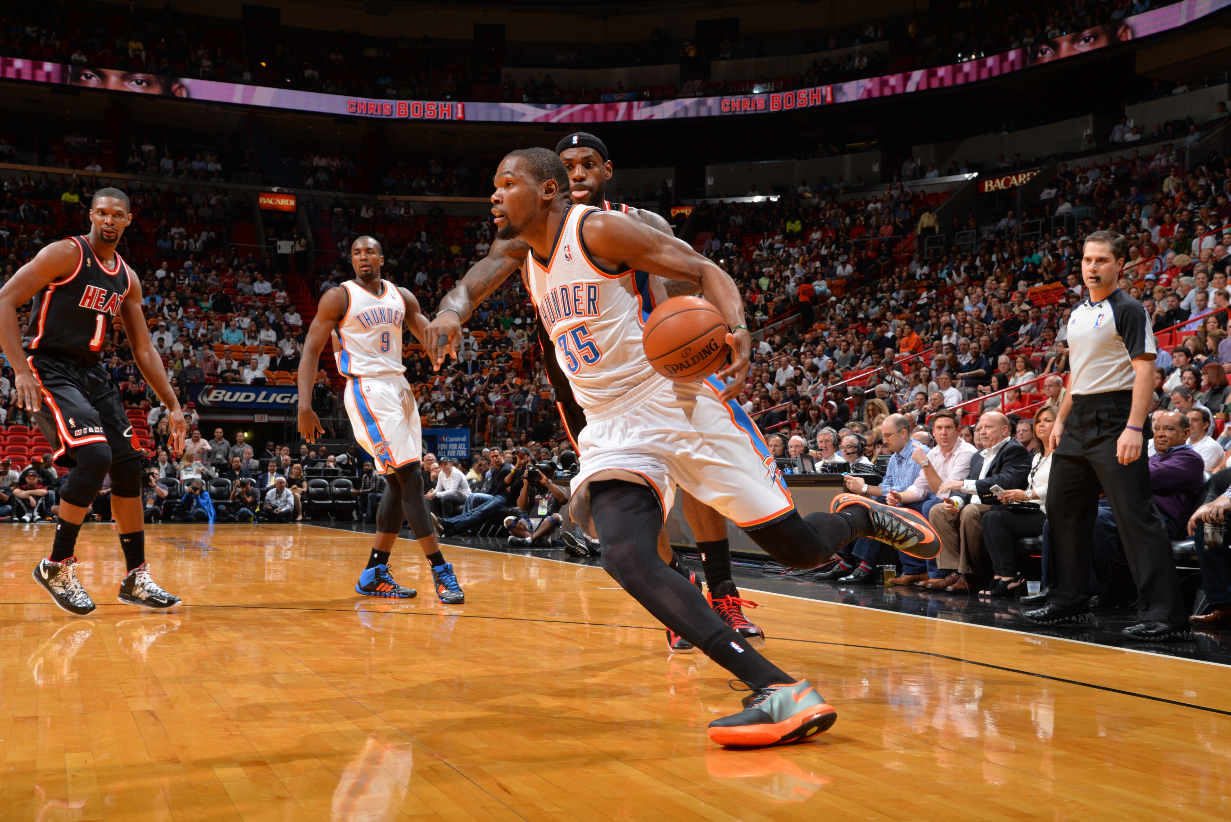 MIAMI, FL - JANUARY 29: Kevin Durant #35 of the Oklahoma City Thunder drives to the basket against the Miami Heat at the American Airlines Arena in Miami, Florida on Jan. 29, 2014. NOTE TO USER: User expressly acknowledges and agrees that, by downloading and/or using this photograph, user is consenting to the terms and conditions of the Getty Images License Agreement. Mandatory copyright notice: Copyright NBAE 2014 (Photo by Jesse D. Garrabrant/NBAE via Getty Images)