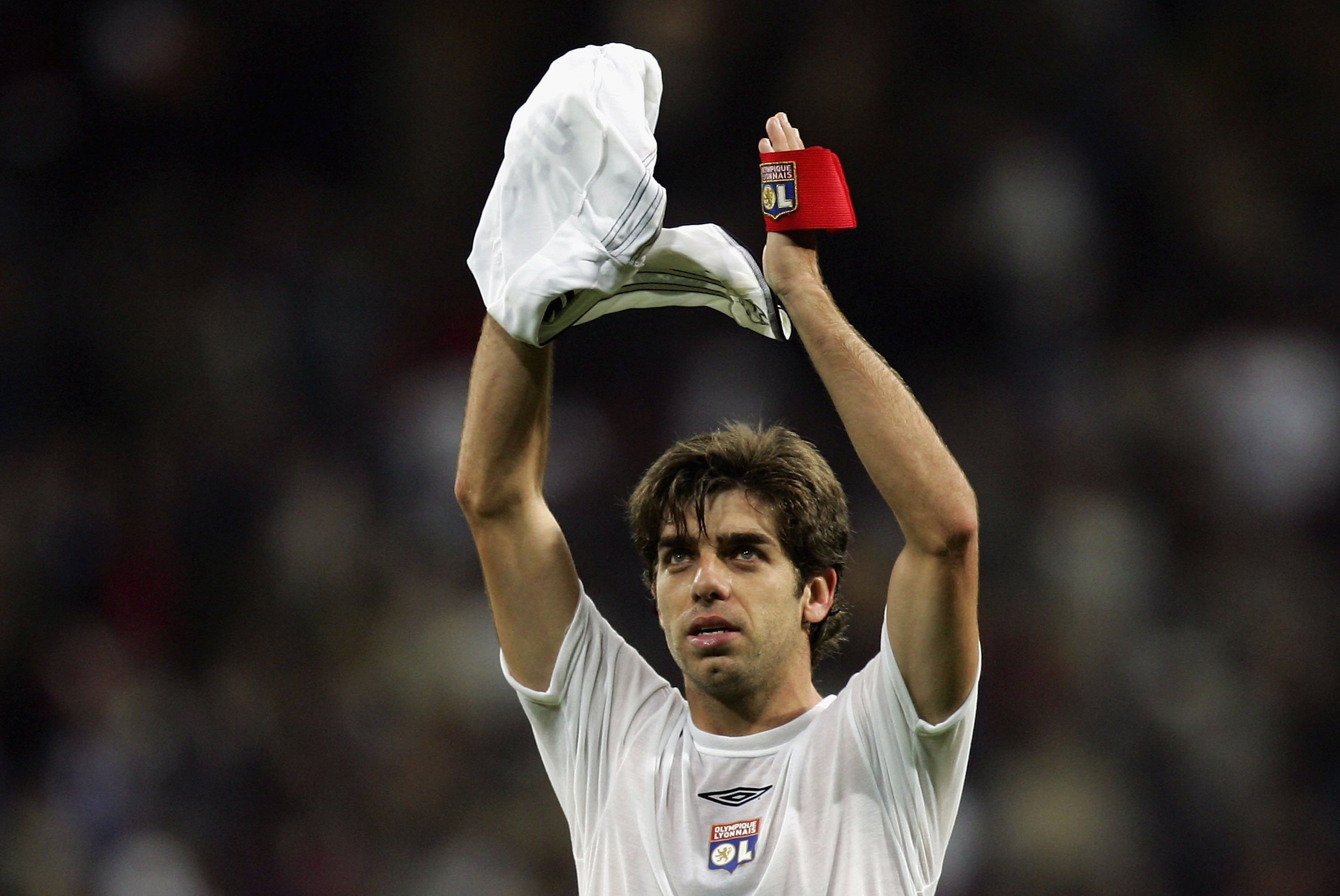 MADRID, SPAIN - NOVEMBER 21:  Juninho Pernambucano of Lyon applauds the Lyon fans at the end of the UEFA Champions League Group E match between Real Madrid and Olympique Lyon at the Santiago Bernabeu stadium on November 21, 2006 in Madrid, Spain. The match ended a 2-2 draw.  (Photo by Denis Doyle/Getty Images)