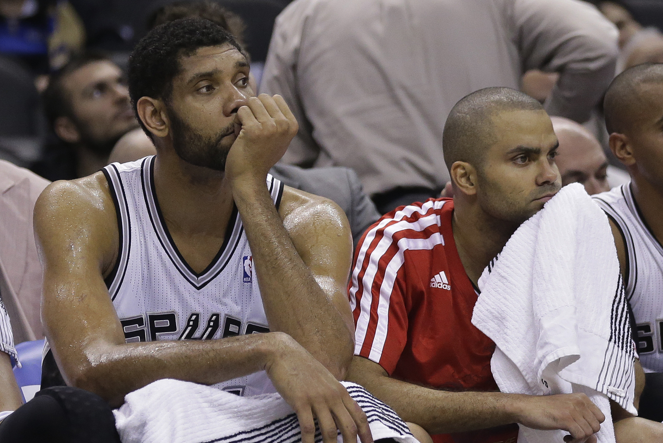 San Antonio Spurs' Tim Duncan, left, and Tony Parker, right, sit on the bench during the second half of an NBA basketball game against the Chicago Bulls, Wednesday, Jan. 29, 2014, in San Antonio.  Chicago won 96-86. (AP Photo/Eric Gay)