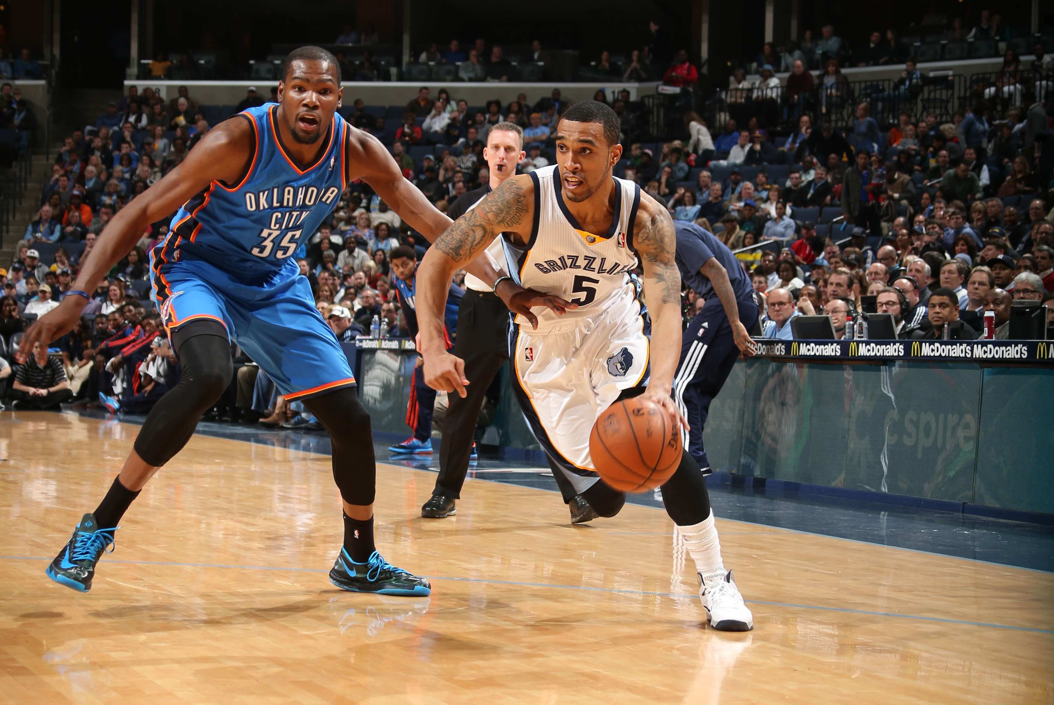 MEMPHIS, TN - JANUARY 14: Courtney Lee #5 of the Memphis Grizzlies drives to the basket against Kevin Durant #35 of the Oklahoma City Thunder on January 14, 2014 at FedExForum in Memphis, Tennessee. NOTE TO USER: User expressly acknowledges and agrees that, by downloading and or using this photograph, User is consenting to the terms and conditions of the Getty Images License Agreement. Mandatory Copyright Notice: Copyright 2014 NBAE (Photo by Joe Murphy/NBAE via Getty Images)