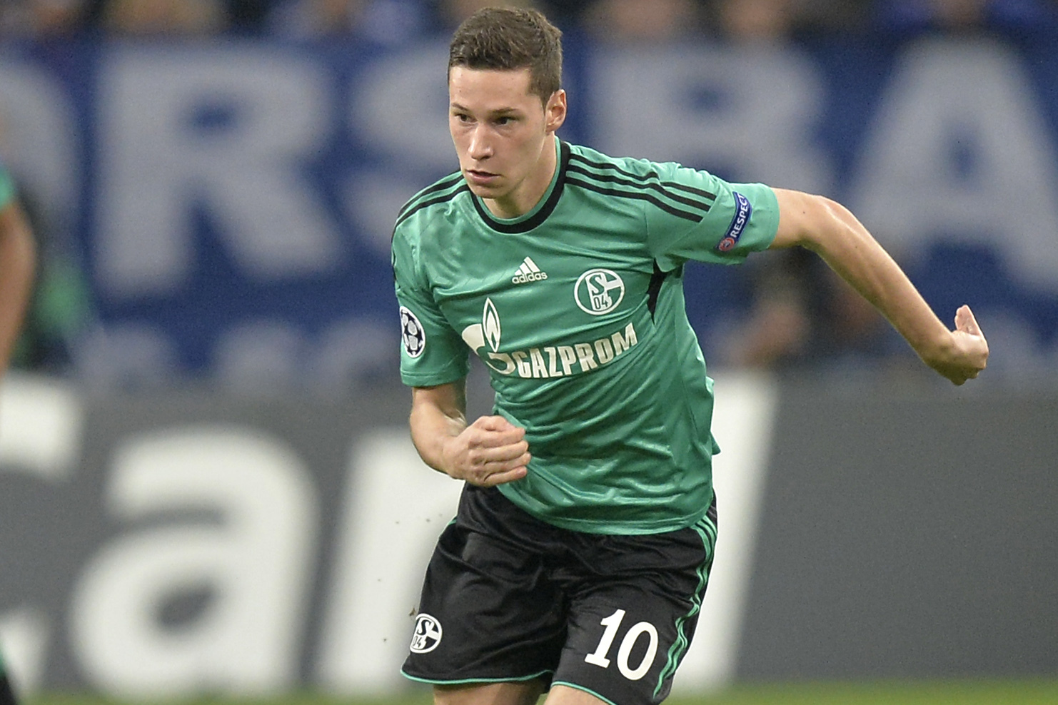 Schalke's Julian Draxler goes with the ball during the Champions League group E soccer match between FC Schalke 04 and Chelsea FC in Gelsenkirchen, Germany, Tuesday, Oct. 22, 2013. (AP Photo/Martin Meissner)