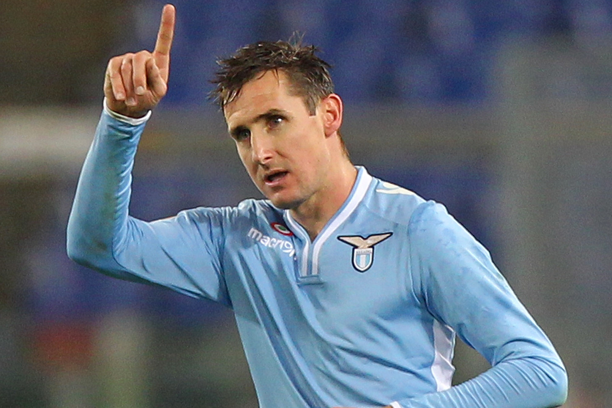 ROME, ITALY - JANUARY 06:  Miroslav Klose of SS Lazio celebrates after scoring the opening goal during the Serie A match between SS Lazio and FC Internazionale Milano at Stadio Olimpico on January 6, 2014 in Rome, Italy.  (Photo by Paolo Bruno/Getty Images)