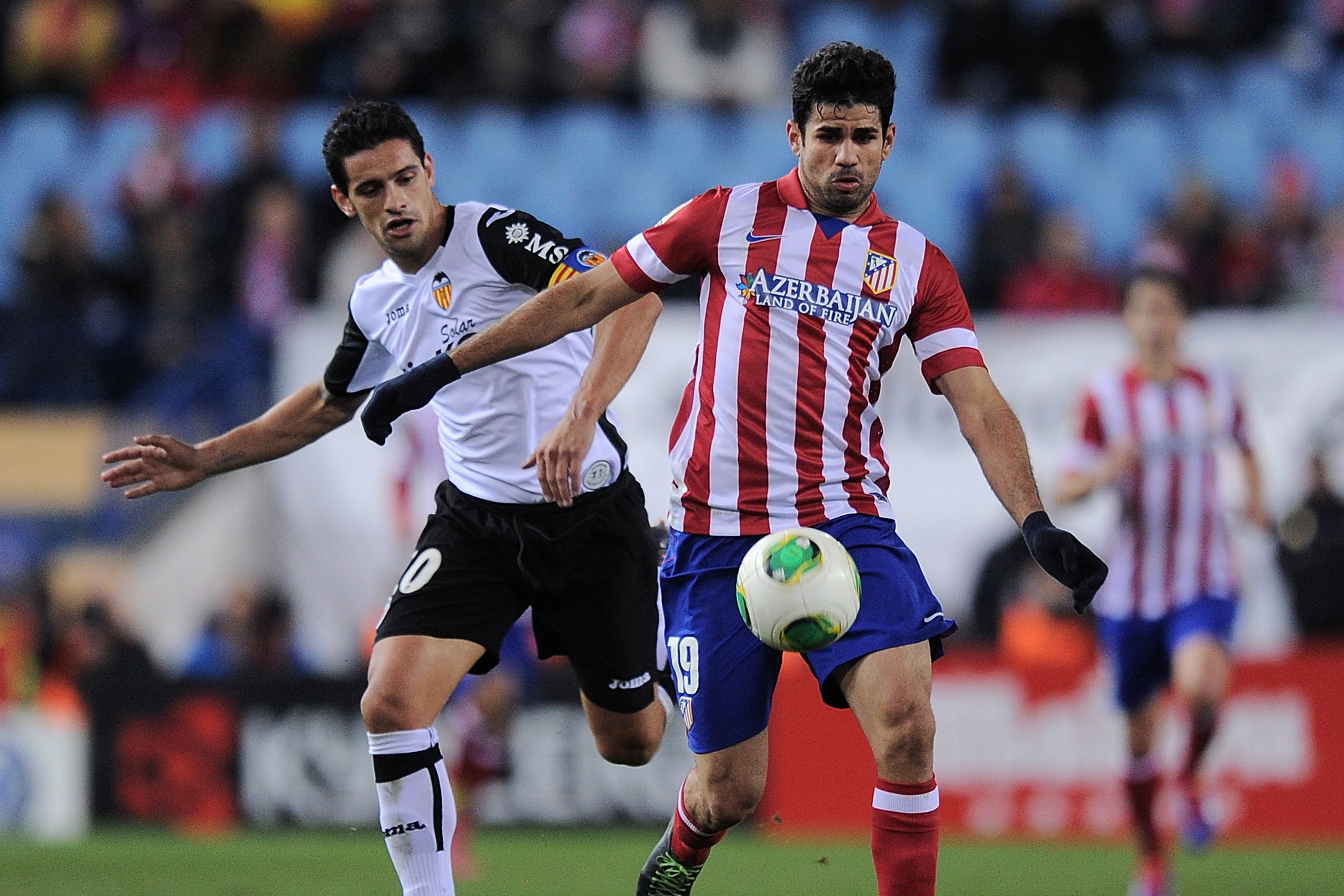 MADRID, SPAIN - JANUARY 14:  Diego Costa (R) of Club Atletico de Madrid is chased by by Ricardo Costa of Valencia CF during the Copa del Rey Round of 16, 2nd leg match between Club Atletico de Madrid and Valencia CF at Vicente Calderon Stadium on January 14, 2014 in Madrid, Spain.  (Photo by Denis Doyle/Getty Images)