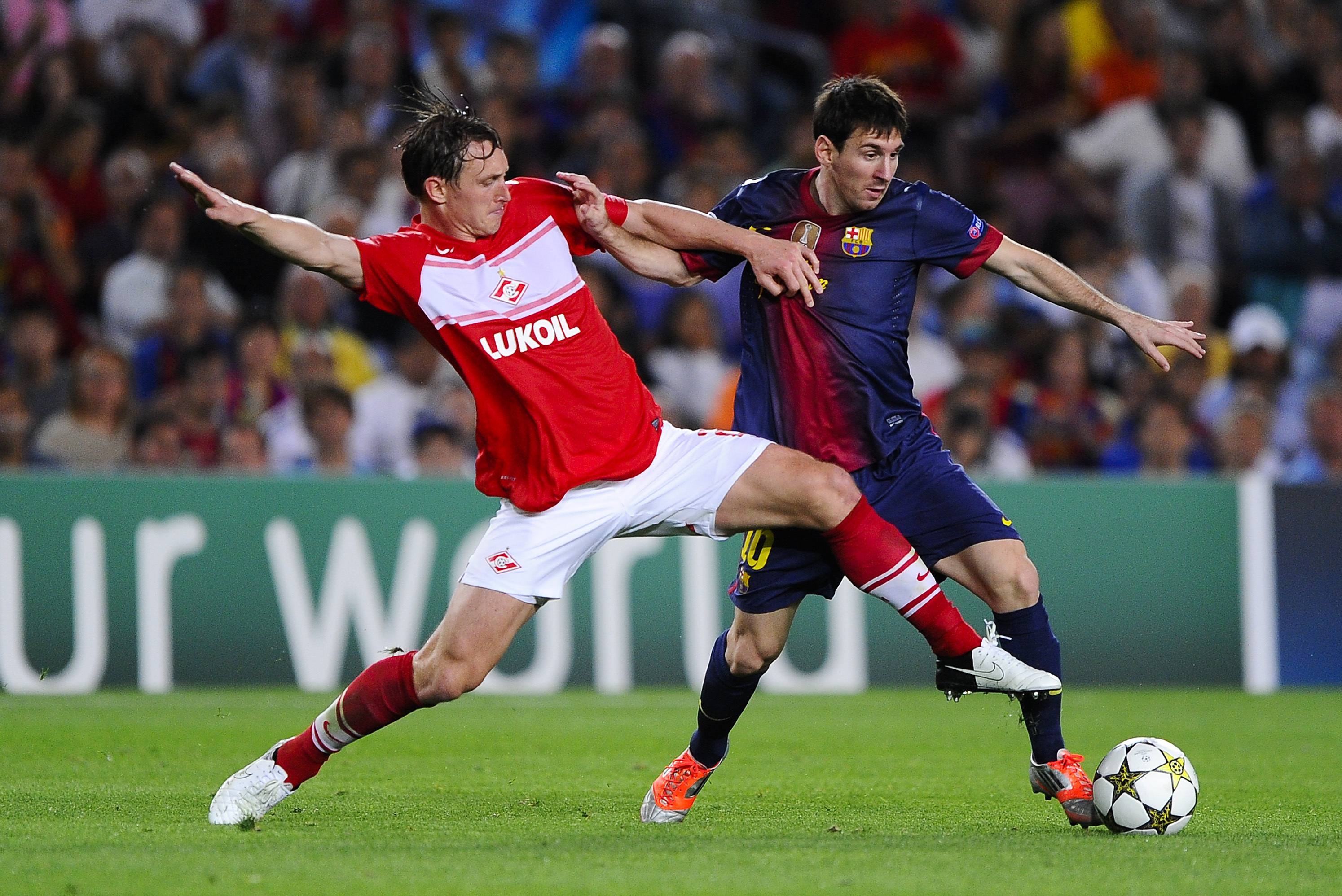 BARCELONA, SPAIN - SEPTEMBER 19:  Lionel Messi of FC Barcelona (R) duels for the ball with Kim Kallstrom of FC Spartak Moscow during the UEFA Champions League Group G match between FC Barcelona and FC Spartak Moscow at Camp Nou on September 19, 2012 in Barcelona, Spain. FC Barcelona won 3-2.  (Photo by David Ramos/Getty Images)