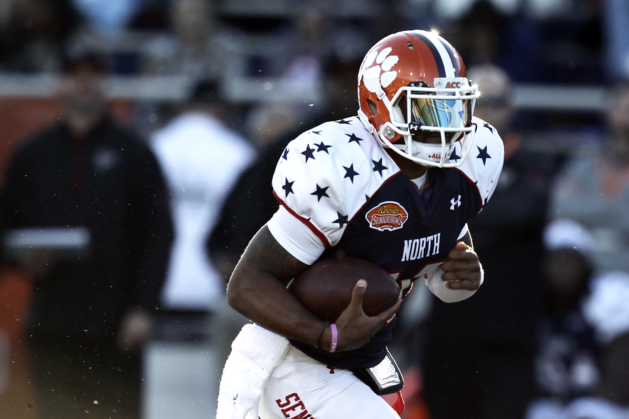 North quarterback Tajh Boyd (10), of Clemson, scrambles for a first down during the first half of the Senior Bowl NCAA college football game against the South on Saturday, Jan. 25, 2014, in Mobile, Ala. (AP Photo/Butch Dill)