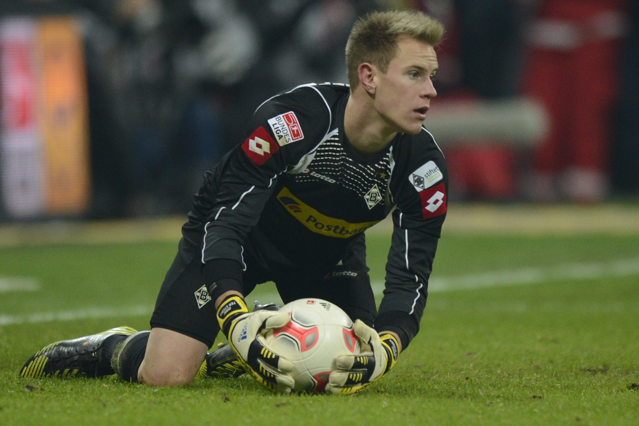 Fussball, 1. Bundesliga, Saison 2012/13, 17. Spieltag, FC Bayern Muenchen - Borussia Moenchengladbach, Freitag (14.12.12),  Allianz Arena, Muenchen: Moenchengladbachs Torwart Marc-Andre ter Stegen. Das Spiel endete 1:1. +++ Achtung Bildredaktionen: Die Verwendung der Bilder fuer die gedruckten Ausgaben der Zeitungen und andere Print-Medien ist ohne Einschraenkungen moeglich. Die DFL erlaubt ausserdem die Publikation und Weiterverwertung von maximal 15 Fotos (keine Sequenzbilder und keine videoaehnlichen Fotostrecken) aus dem Stadion und/oder vom Spiel im Internet und in Online-Medien. Die Publikation oder Verwertung der Fotos (Stand- und Sequenzbilder) aus dem Stadion und/oder vom Spiel ueber Mobilfunk (insbesondere per MMS) und ueber DVB-H/SH und DMB ist erst 2 Stunden nach Abpfiff des jeweiligen Spiels erlaubt! Foto: Sebastian Widmann/dapd