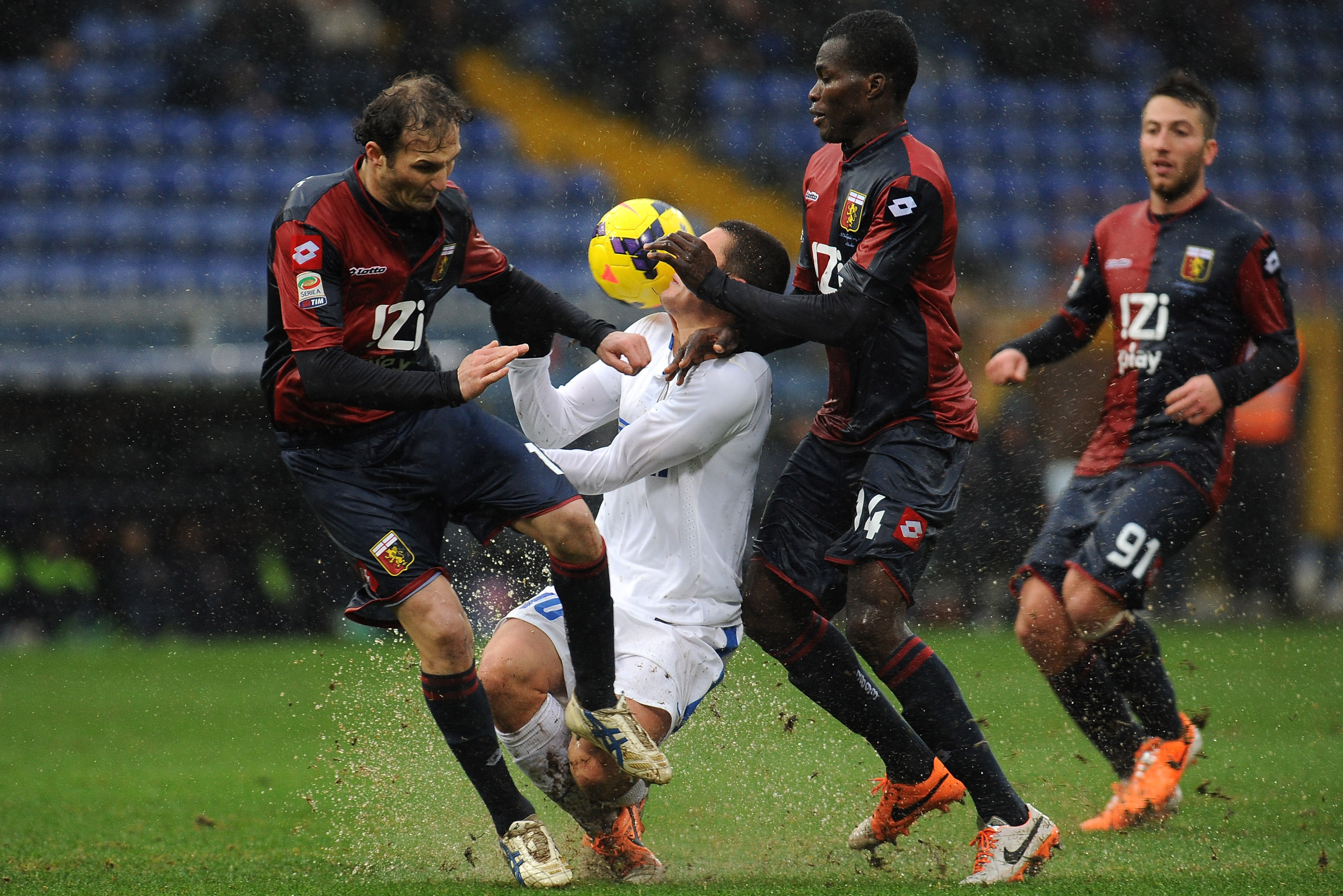 GENOA, ITALY - JANUARY 19:  Mateo Kovacic (C) of FC Internazionale Milano clashes with Giovanni Marchese (L) and Isaac Cofie of Genoa CFC during the Serie A match between Genoa CFC and FC Internazionale Milano at Stadio Luigi Ferraris on January 19, 2014 in Genoa, Italy.  (Photo by Valerio Pennicino/Getty Images)
