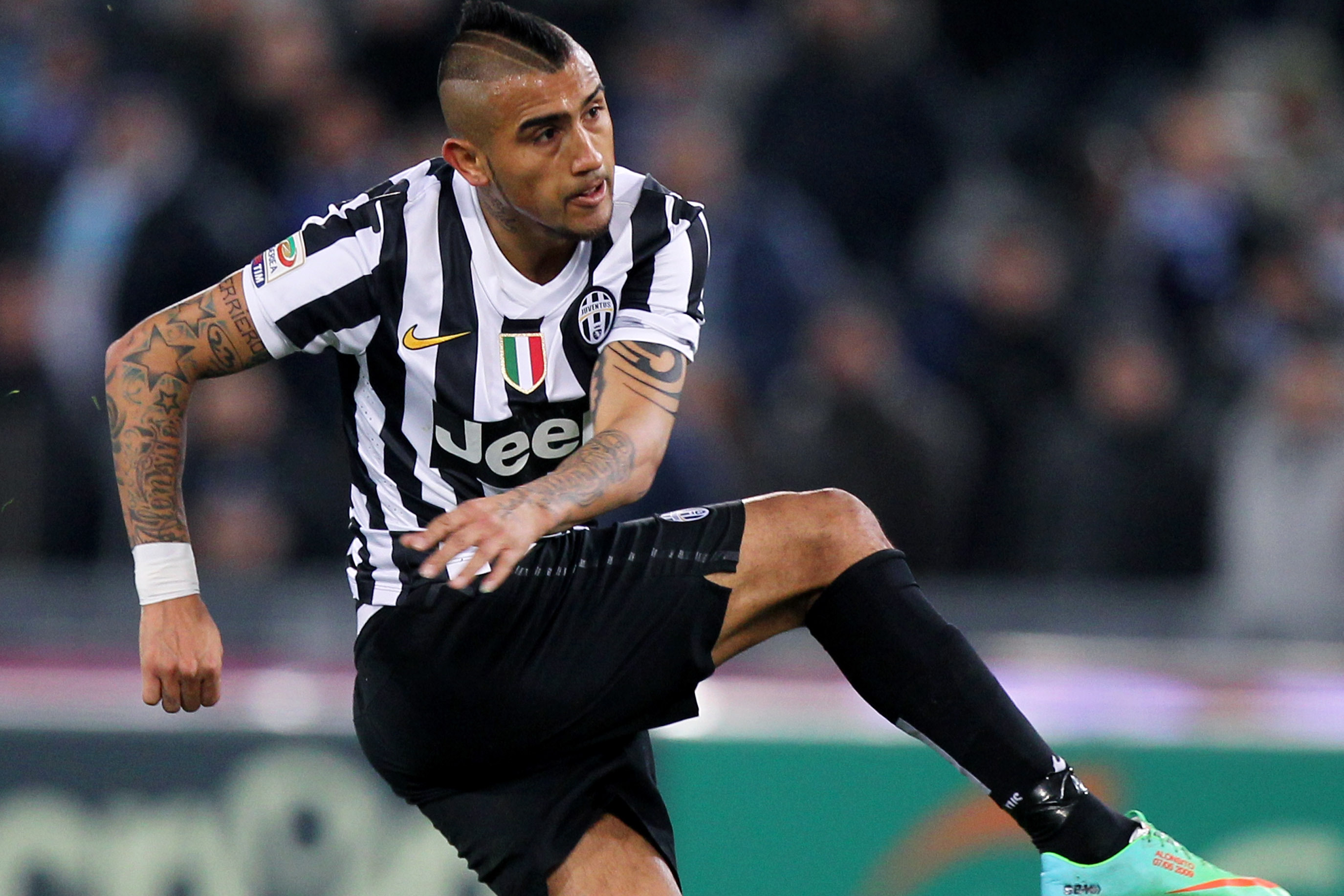 ROME, ITALY - JANUARY 25:  Arturo Vidal of Juventus in action during the Serie A match between S.S. Lazio and Juventus at Stadio Olimpico on January 25, 2014 in Rome, Italy.  (Photo by Paolo Bruno/Getty Images)