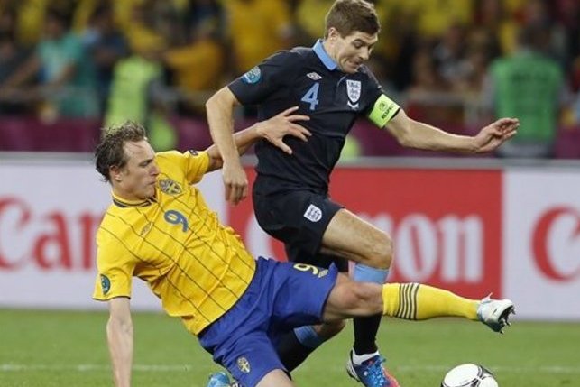 England's Steven Gerrard, right, and Sweden's Kim Kallstrom vie for the ball during the Euro 2012 soccer championship Group D match between Sweden and England in Kiev, Ukraine, Friday, June 15, 2012. (AP Photo/Kirsty Wigglesworth)
