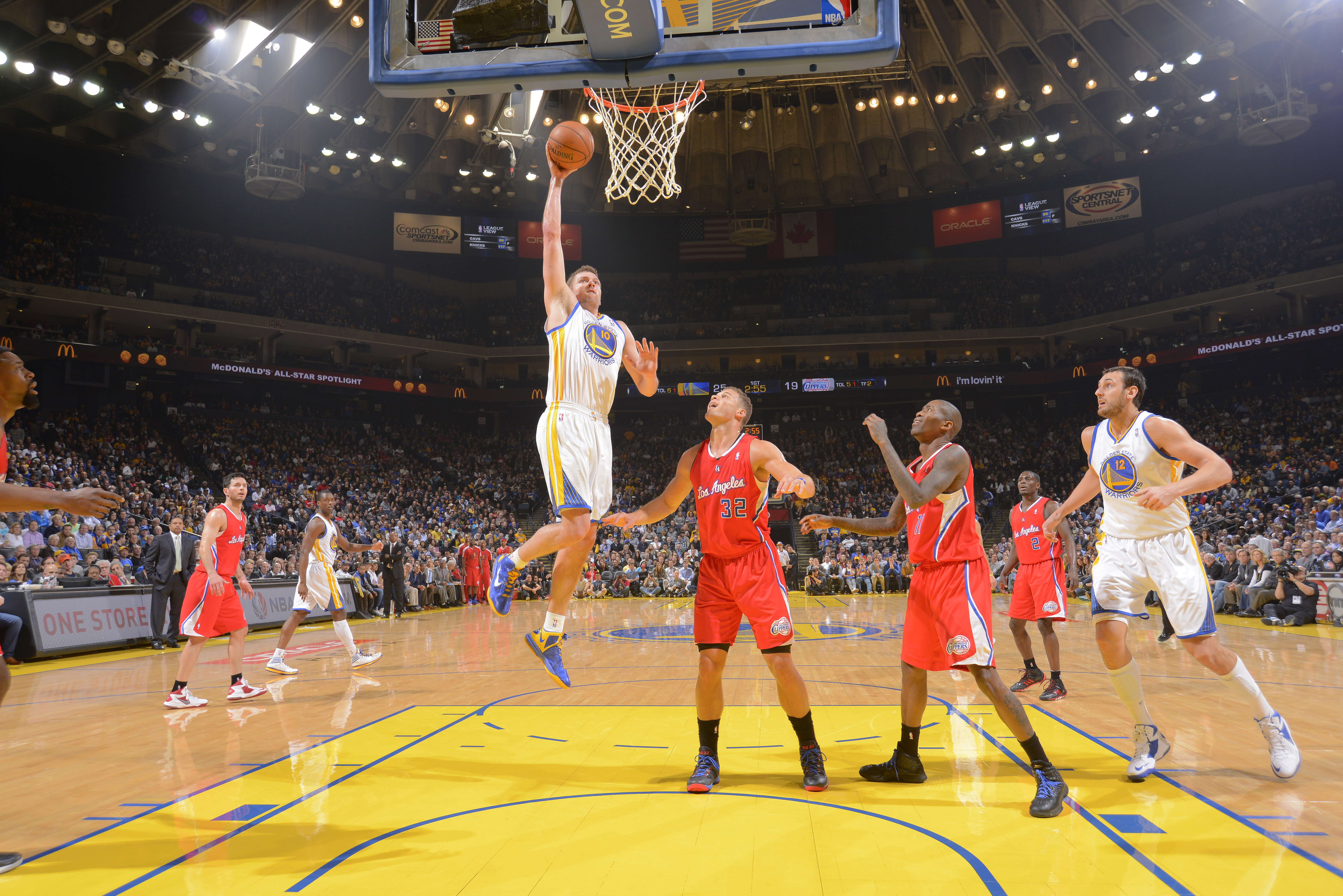 OAKLAND, CA - JANUARY 30: David Lee #10 of the Golden State Warriors dunks against the Los Angeles Clippers on January 30, 2014 at Oracle Arena in Oakland, California. NOTE TO USER: User expressly acknowledges and agrees that, by downloading and or using this photograph, user is consenting to the terms and conditions of Getty Images License Agreement. Mandatory Copyright Notice: Copyright 2014 NBAE (Photo by Rocky Widner/NBAE via Getty Images)