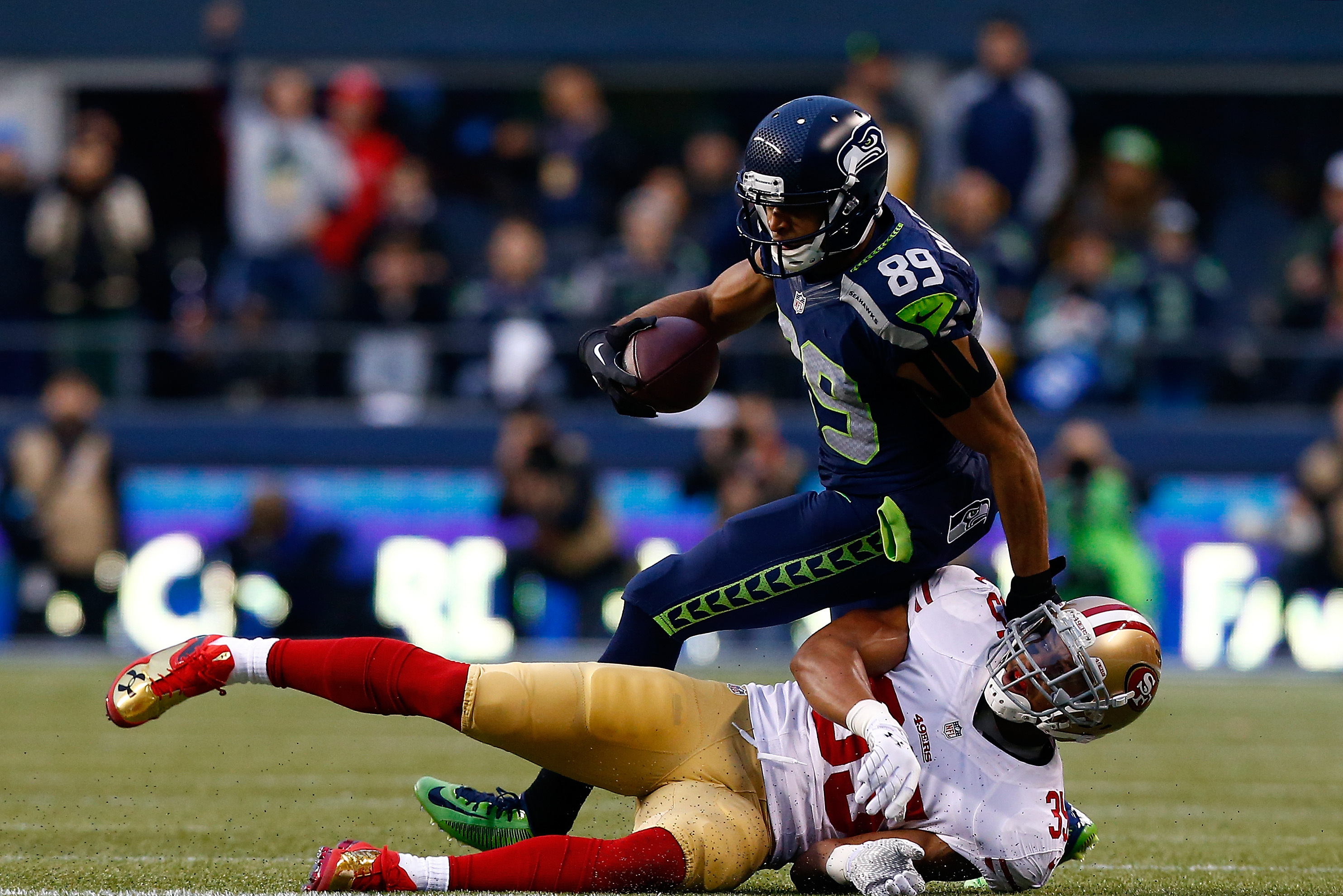 SEATTLE, WA - JANUARY 19:  Wide receiver Doug Baldwin #89 of the Seattle Seahawks with the ball after a catch against free safety Eric Reid #35 of the San Francisco 49ers in the first half during the 2014 NFC Championship at CenturyLink Field on January 19, 2014 in Seattle, Washington.  (Photo by Tom Pennington/Getty Images)