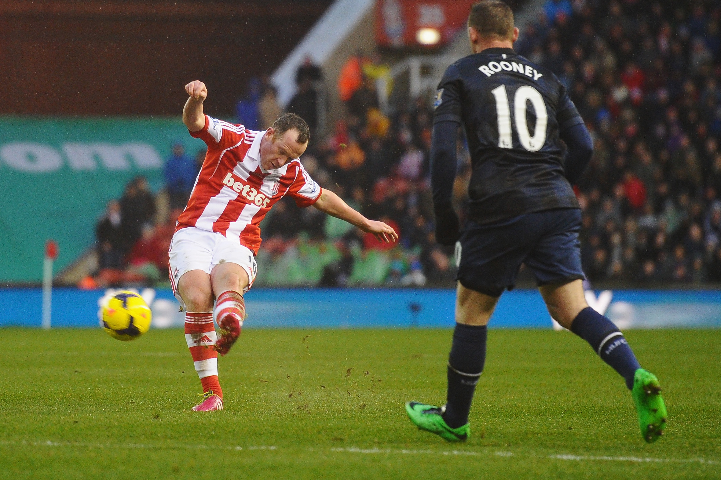 STOKE ON TRENT, ENGLAND - FEBRUARY 01:  Charlie Adam of Stoke City scores his second goal during the Barclays Premier League match between Stoke City and Manchester United at Britannia Stadium on February 1, 2014 in Stoke on Trent, England.  (Photo by Laurence Griffiths/Getty Images)