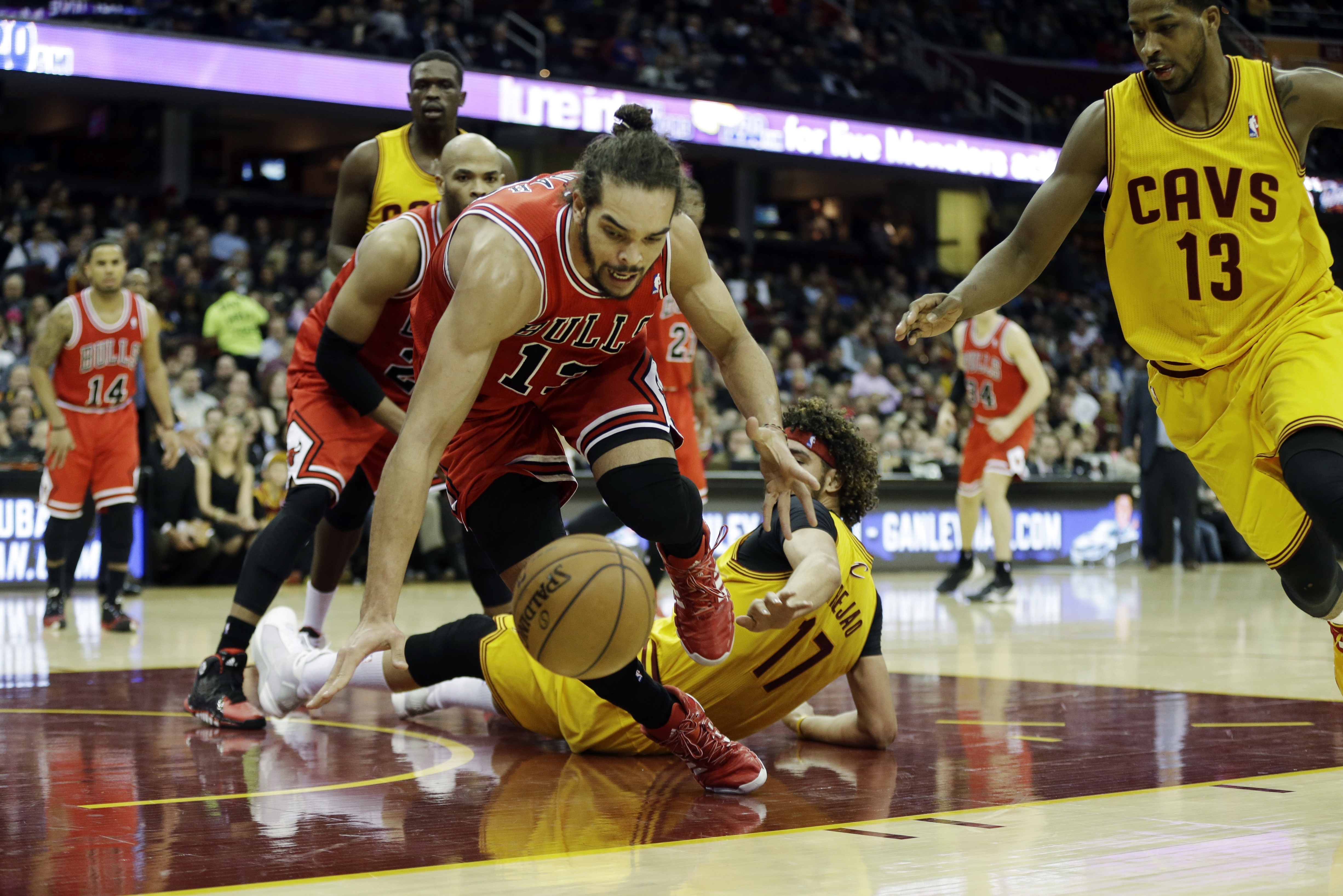Chicago Bulls' Joakim Noah dives for a loose ball against the Cleveland Cavaliers in an NBA basketball game Wednesday, Jan. 22, 2014, in Cleveland. (AP Photo/Mark Duncan)
