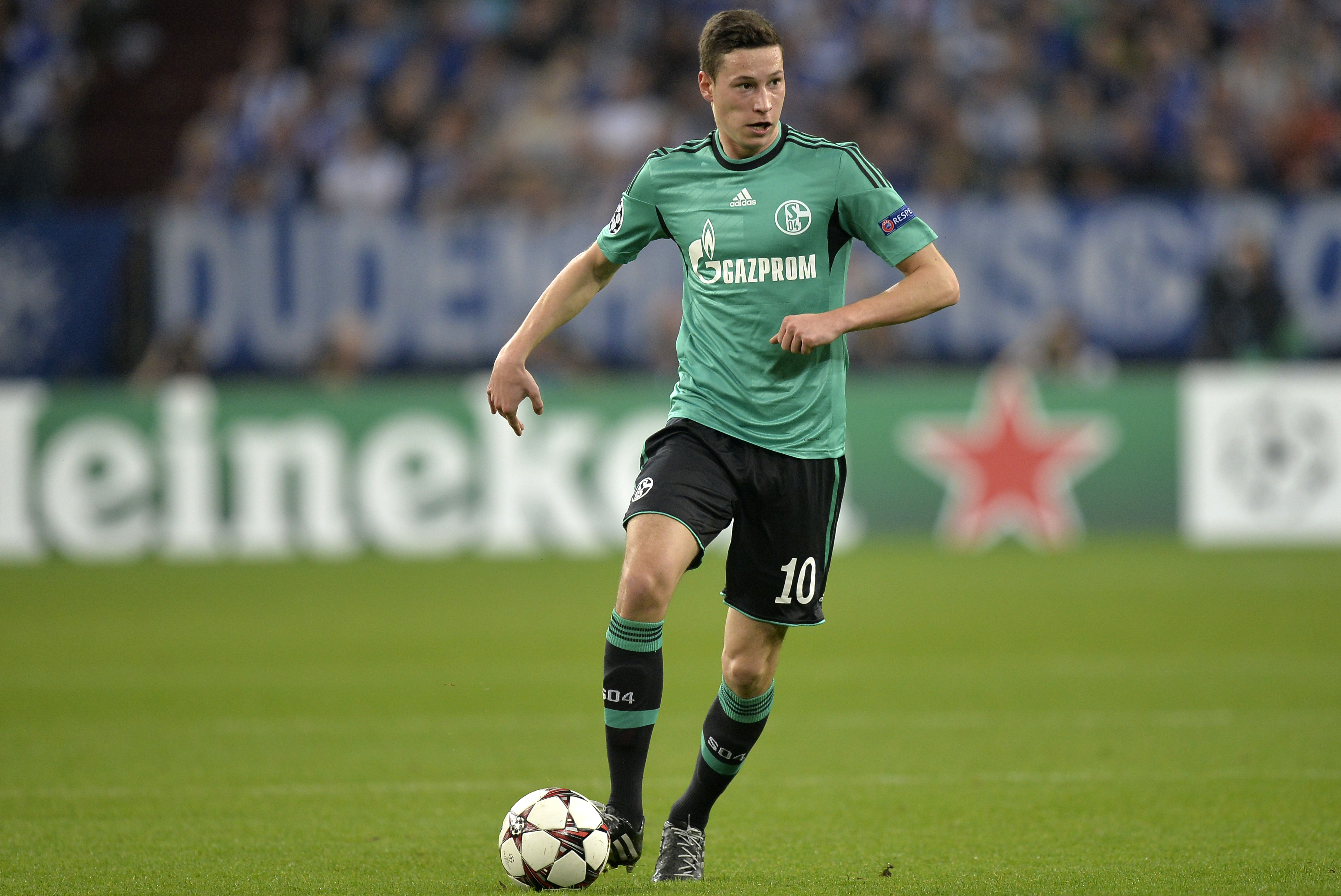 Schalke's Julian Draxler goes with the ball during the Champions League group E soccer match between FC Schalke 04 and Chelsea FC in Gelsenkirchen, Germany, Tuesday, Oct. 22, 2013. (AP Photo/Martin Meissner)