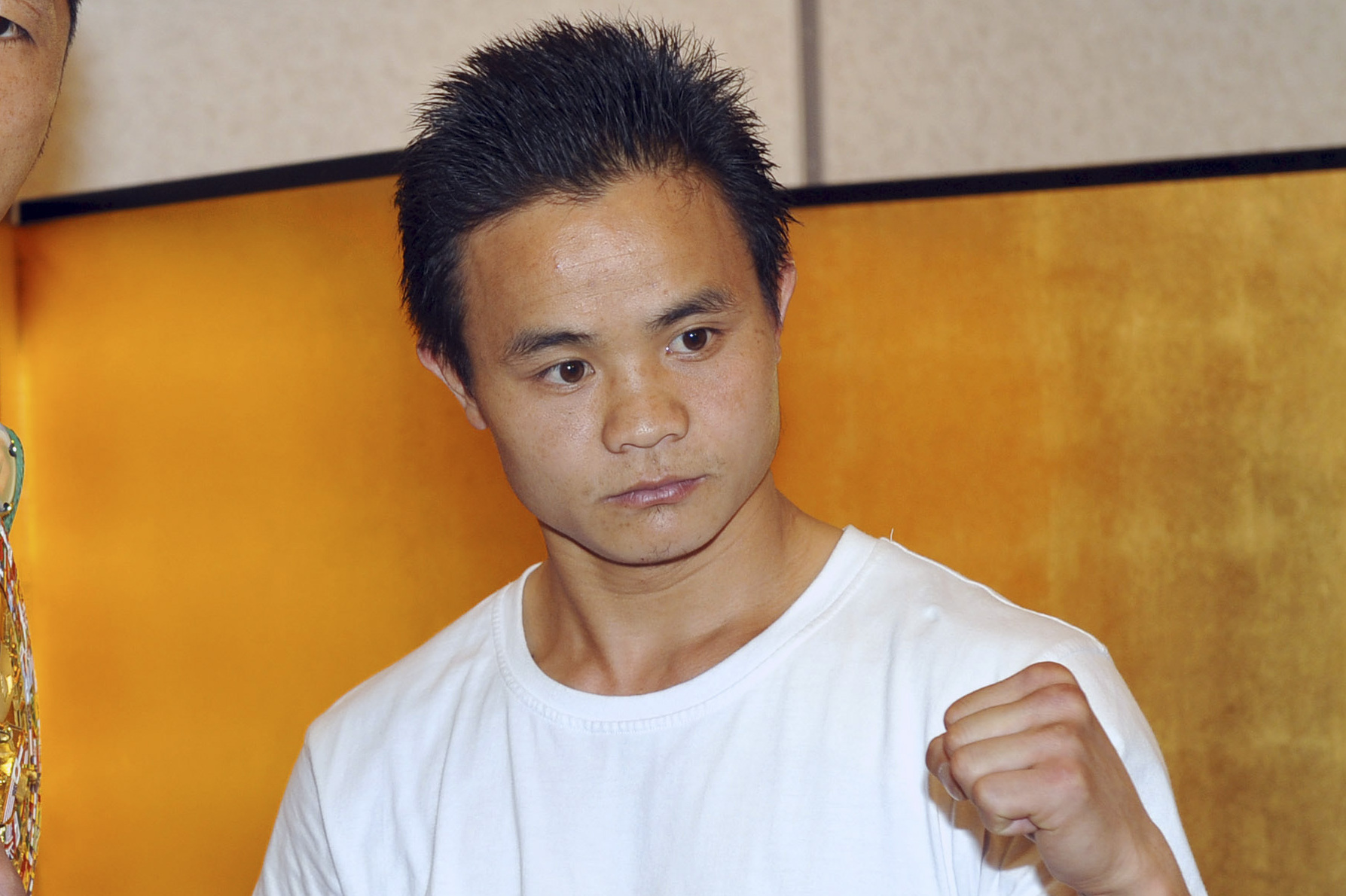 WBC flyweight champion Daisuke Naito, left, of Japan and Chinese challenger Xiong Zhaozhong strike a pose during their signing ceremony for Tuesday's title bout in Tokyo Monday, May 25, 2009. (AP Photo/Katsumi Kasahara)