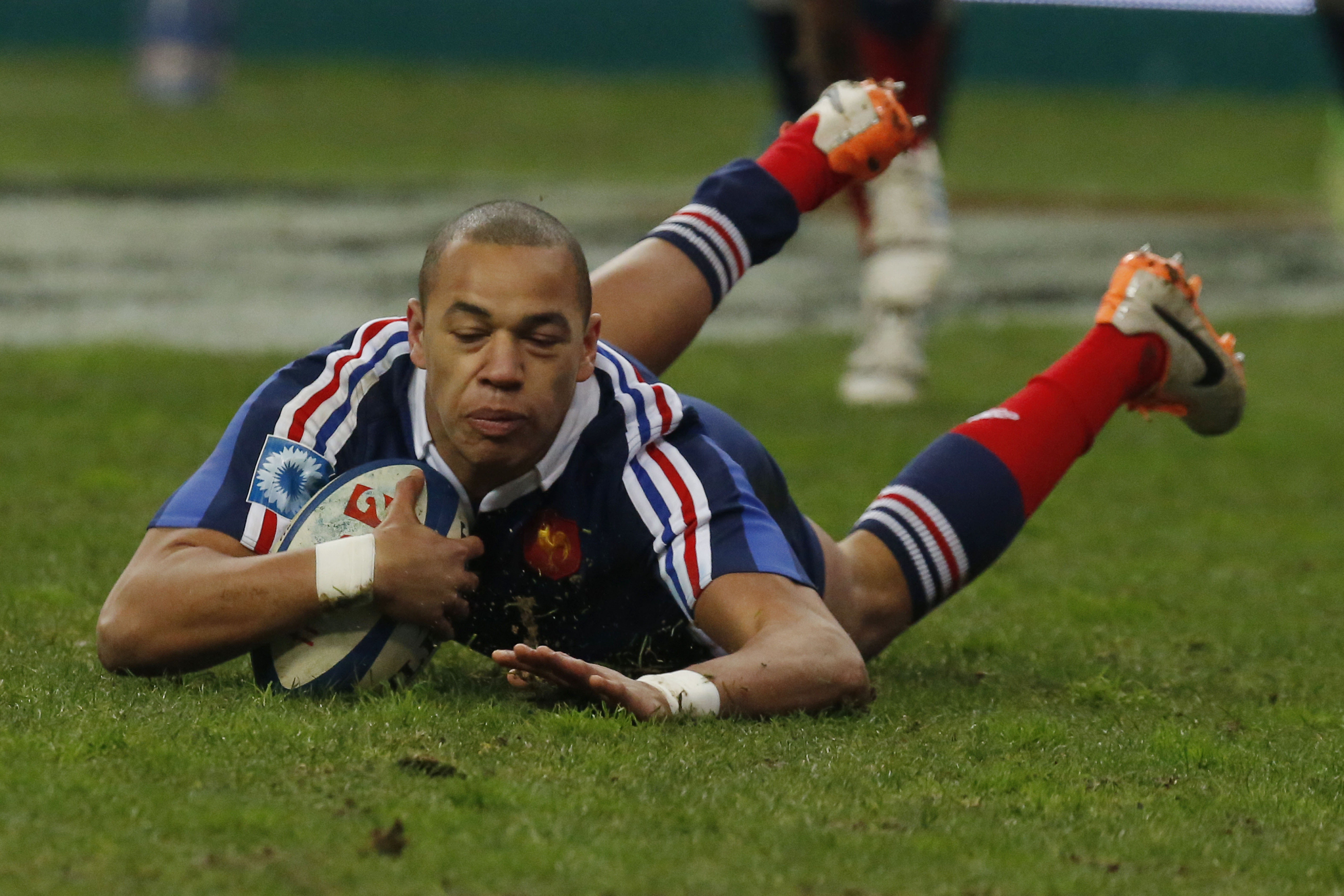 France's Gael Fickou scores the winning try during a Six Nations international rugby union match between France and England at Stade de France stadium in Saint Denis, near Paris, Saturday, Feb. 1, 2014. France beat England 26 -24(AP Photo/Michel Euler)