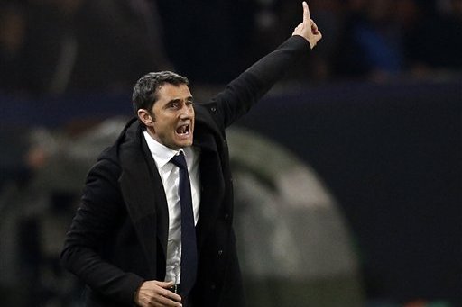 Valencia's coach Ernesto Valverde gestures during his round of sixteen second leg Champions League soccer match against Paris Saint Germain, at the Parc des Princes stadium in Paris, Wednesday, March 6, 2013. (AP Photo/Christophe Ena)