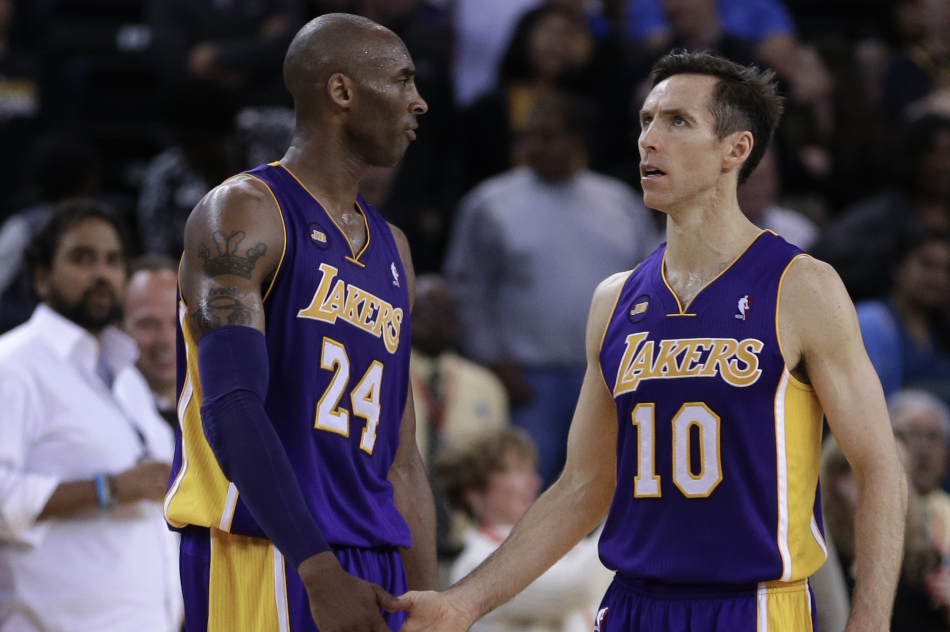 Los Angeles Lakers' Kobe Bryant (24) and Steve Nash (10) in the final seconds of an NBA basketball game against the Golden State Warriors Monday, March 25, 2013, in Oakland, Calif. (AP Photo/Ben Margot)