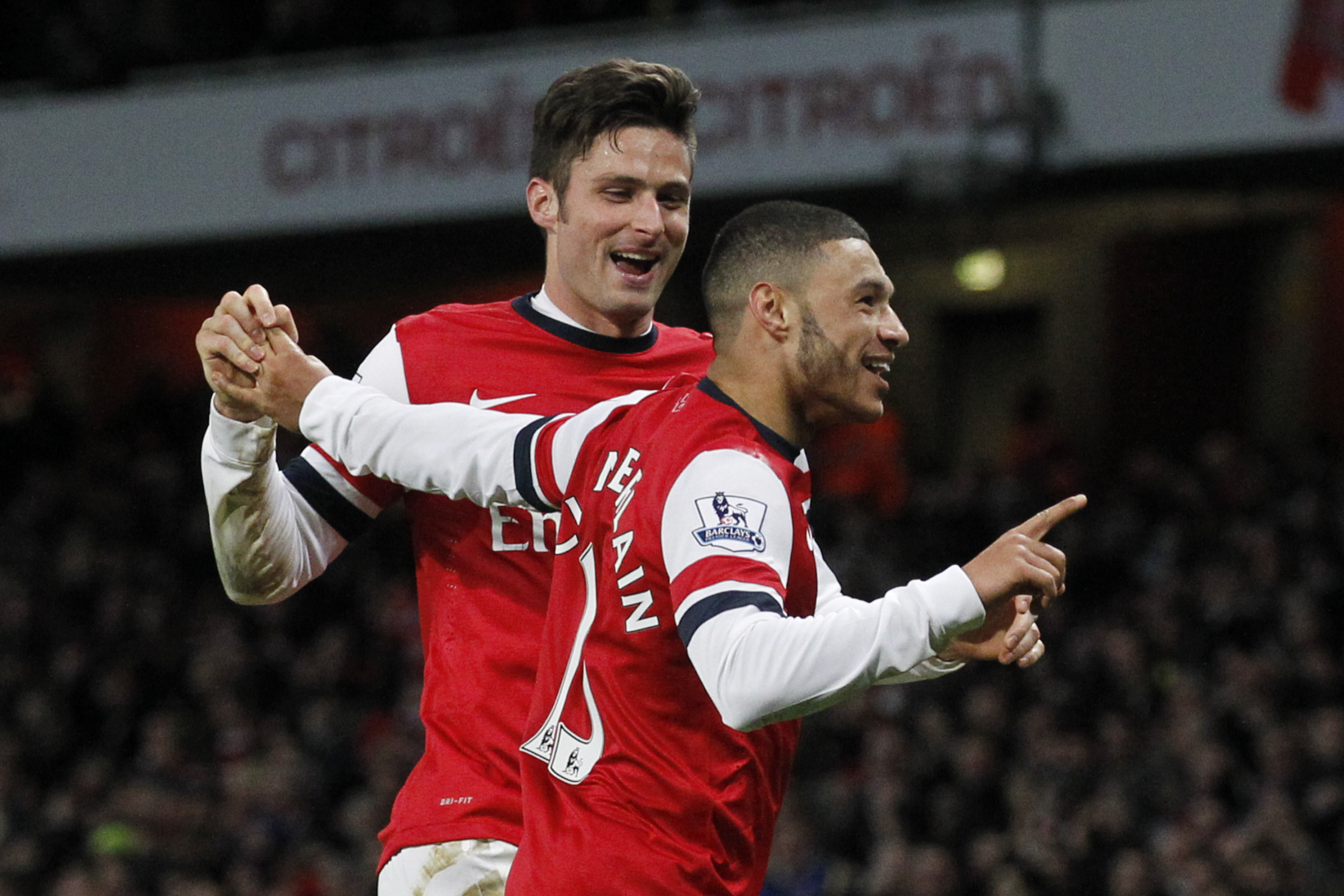 Arsenal's Alex Oxlade-Chamberlain, right, celebrates his his second against Crystal Palace with teammate Olivier Giroud during their English Premier League soccer match at Emirates Stadium in London, Sunday, Feb. 2, 2014. (AP Photo/Sang Tan)