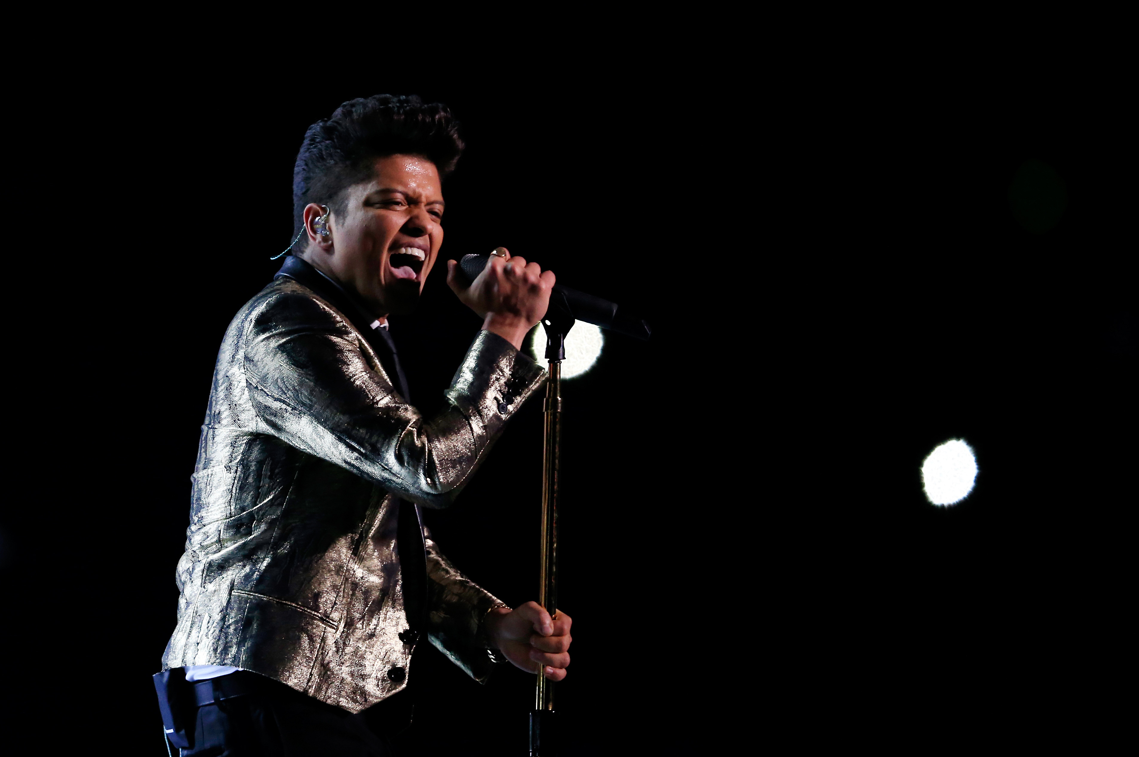 EAST RUTHERFORD, NJ - FEBRUARY 02:  Bruno Mars performs during the Pepsi Super Bowl XLVIII Halftime Show at MetLife Stadium on February 2, 2014 in East Rutherford, New Jersey.  (Photo by Rob Carr/Getty Images)