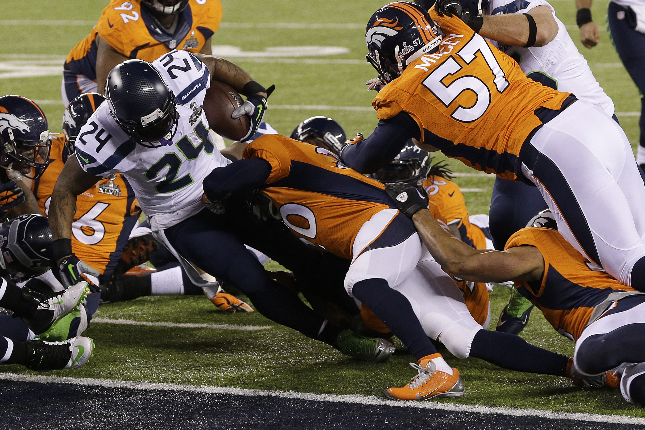 Seattle Seahawks' Marshawn Lynch (24) runs into the end zone for a touchdown during the first half of the NFL Super Bowl XLVIII football game against the Denver Broncos Sunday, Feb. 2, 2014, in East Rutherford, N.J. (AP Photo/Chris O'Meara)