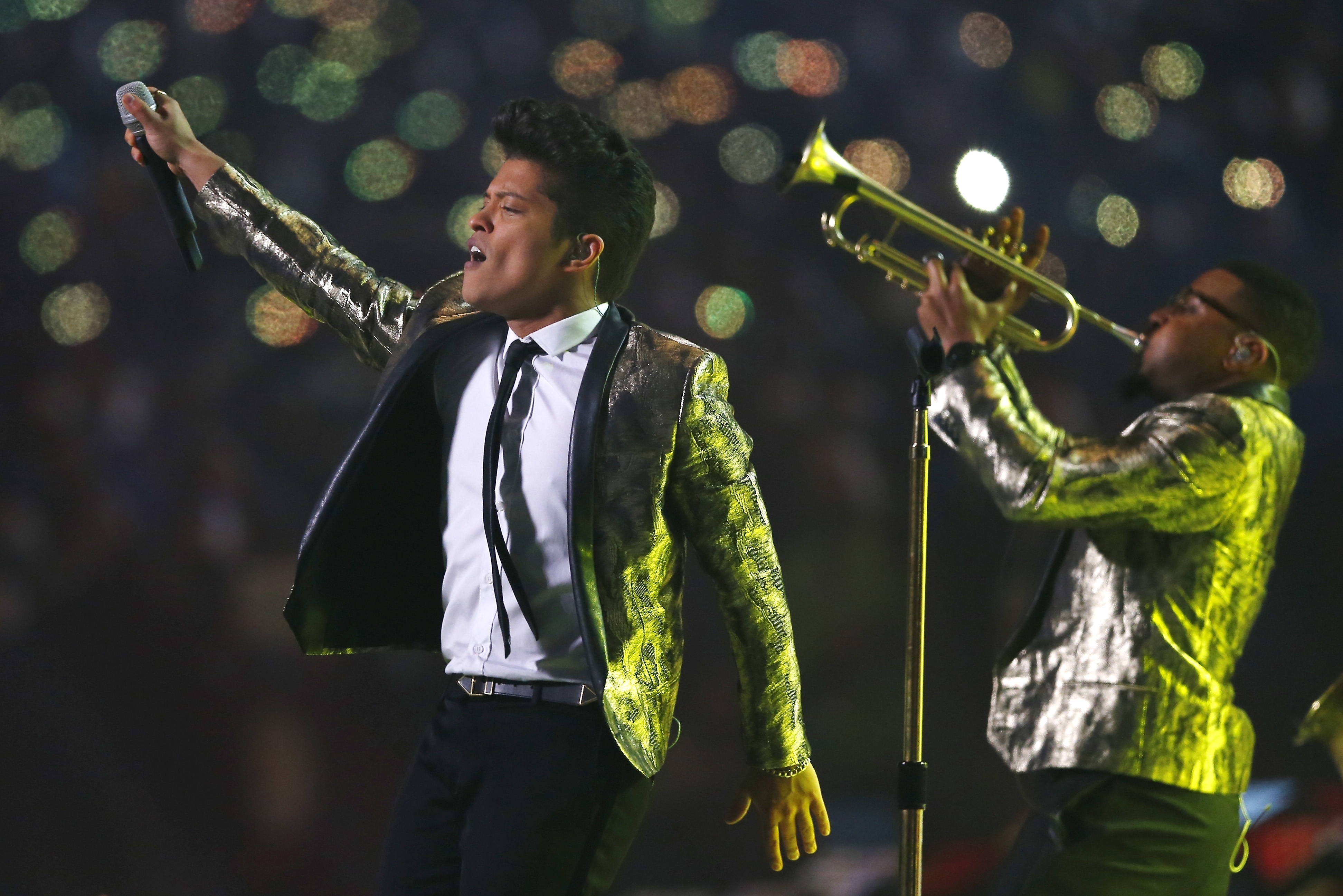 Bruno Mars durante su actuación en el medio tiempo del Super Bowl, el domingo 2 de febrero del 2014 en East Rutherford, Nueva Jersey. (AP Foto/Paul Sancya)
