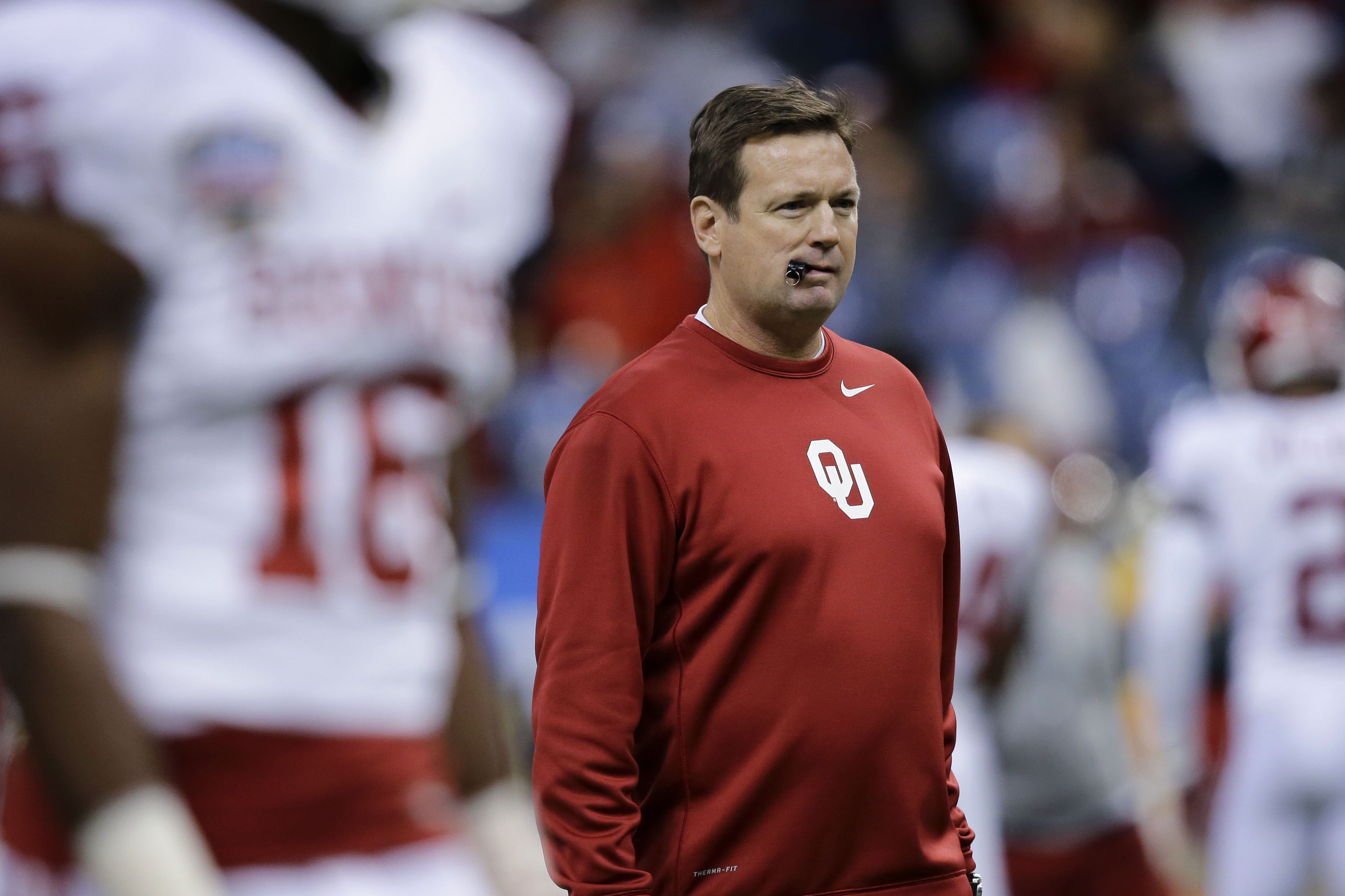 Oklahoma head coach Bob Stoops watches his team warm up before the NCAA college football Sugar Bowl against Alabama in New Orleans, Thursday, Jan. 2, 2014. (AP Photo/Patrick Semansky)